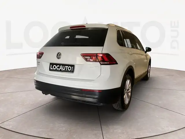 Volkswagen Tiguan view 3