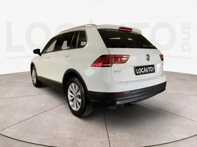 Volkswagen Tiguan view 4