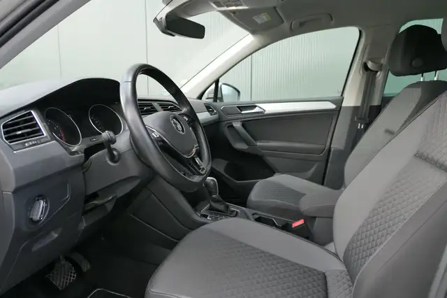 Volkswagen Tiguan view 3