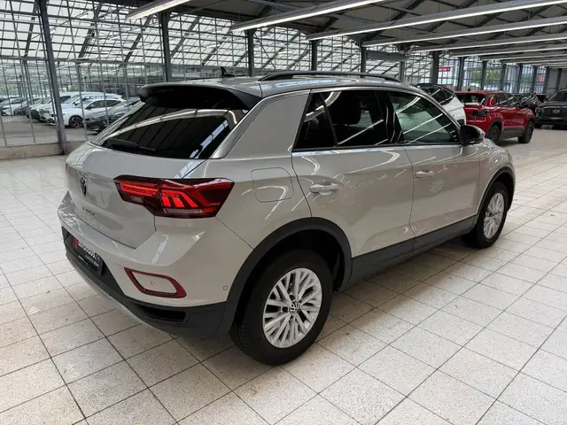 Volkswagen T-Roc view 5