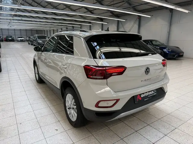 Volkswagen T-Roc view 4