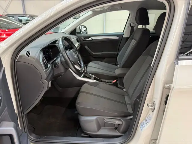Volkswagen T-Roc view 8