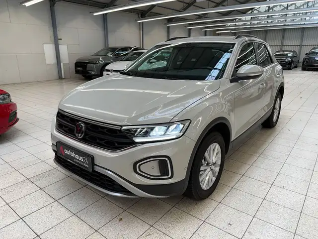 Volkswagen T-Roc view 3