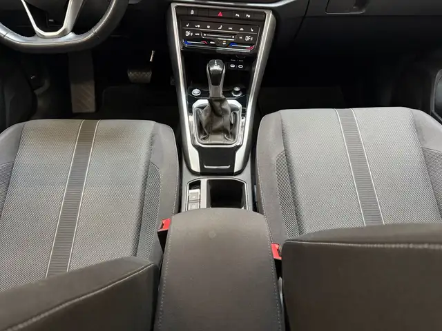 Volkswagen T-Roc view 14