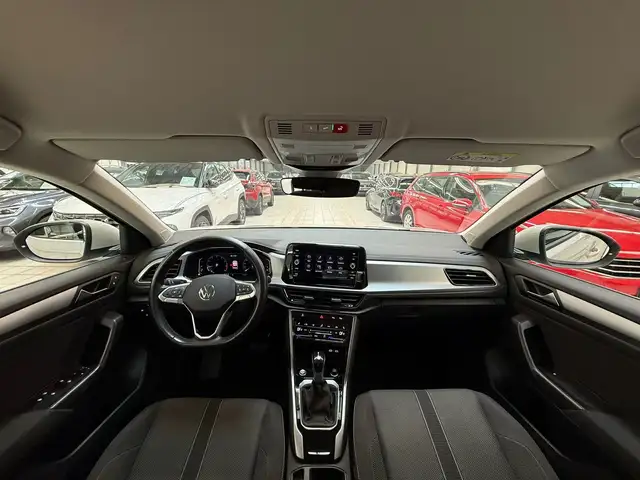 Volkswagen T-Roc view 9