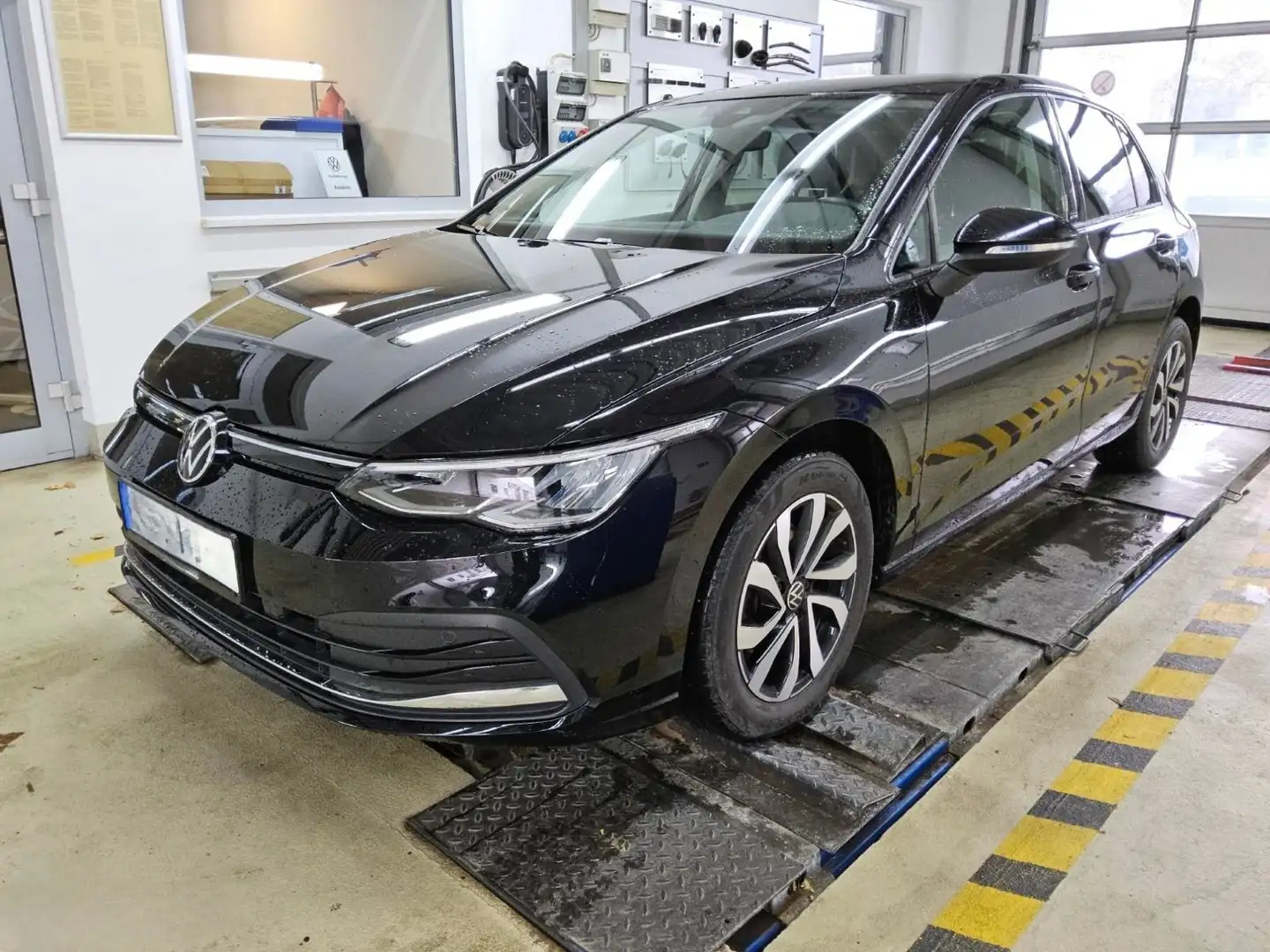 Volkswagen Golf VIII 1.0 eTSI Active*LED*Sitzheizung*Navi* Schwarz - 2
