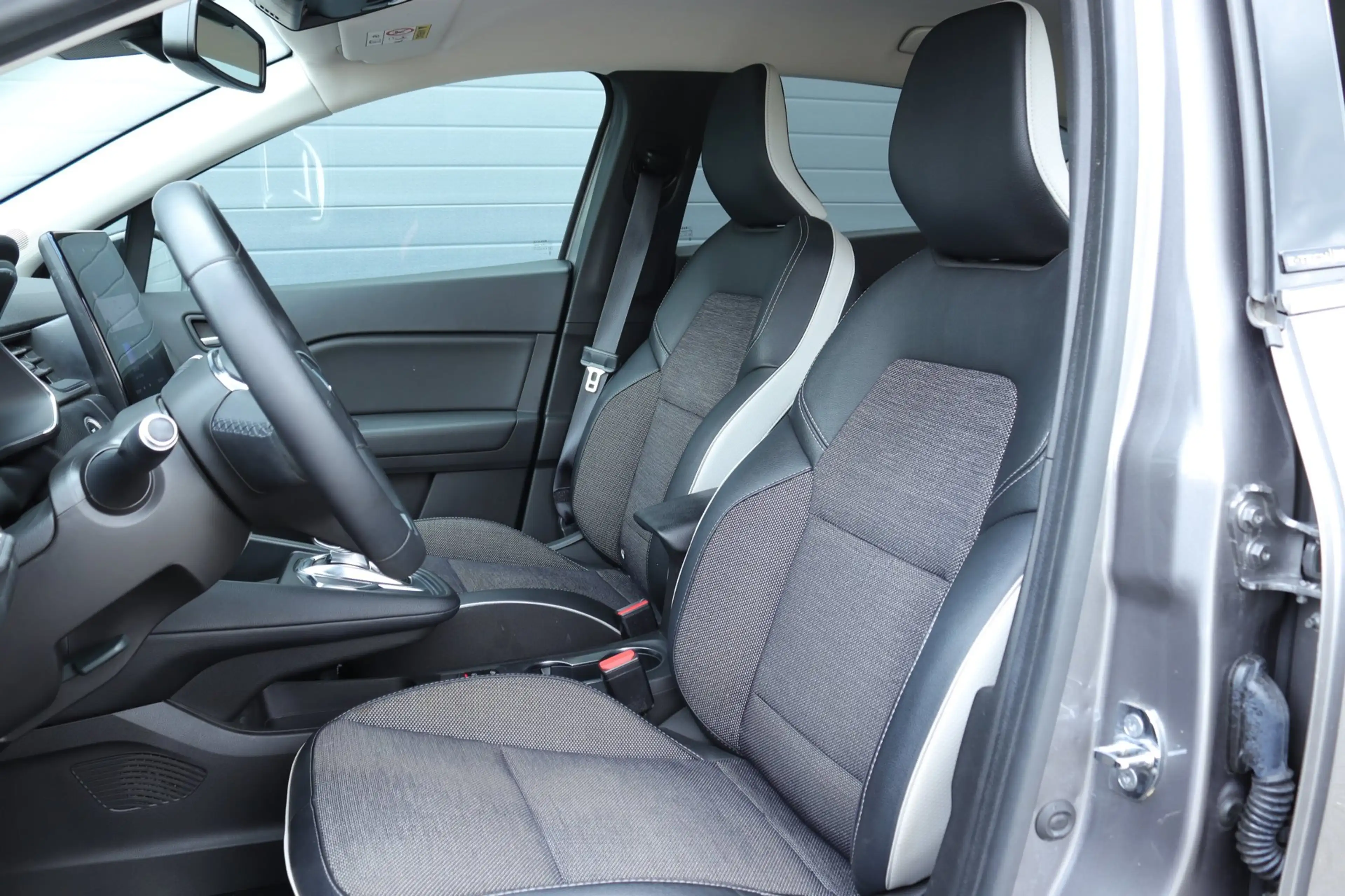 Renault Captur 1.6 E-Tech Plug-in Hybrid / Carplay / Camera — photo 11