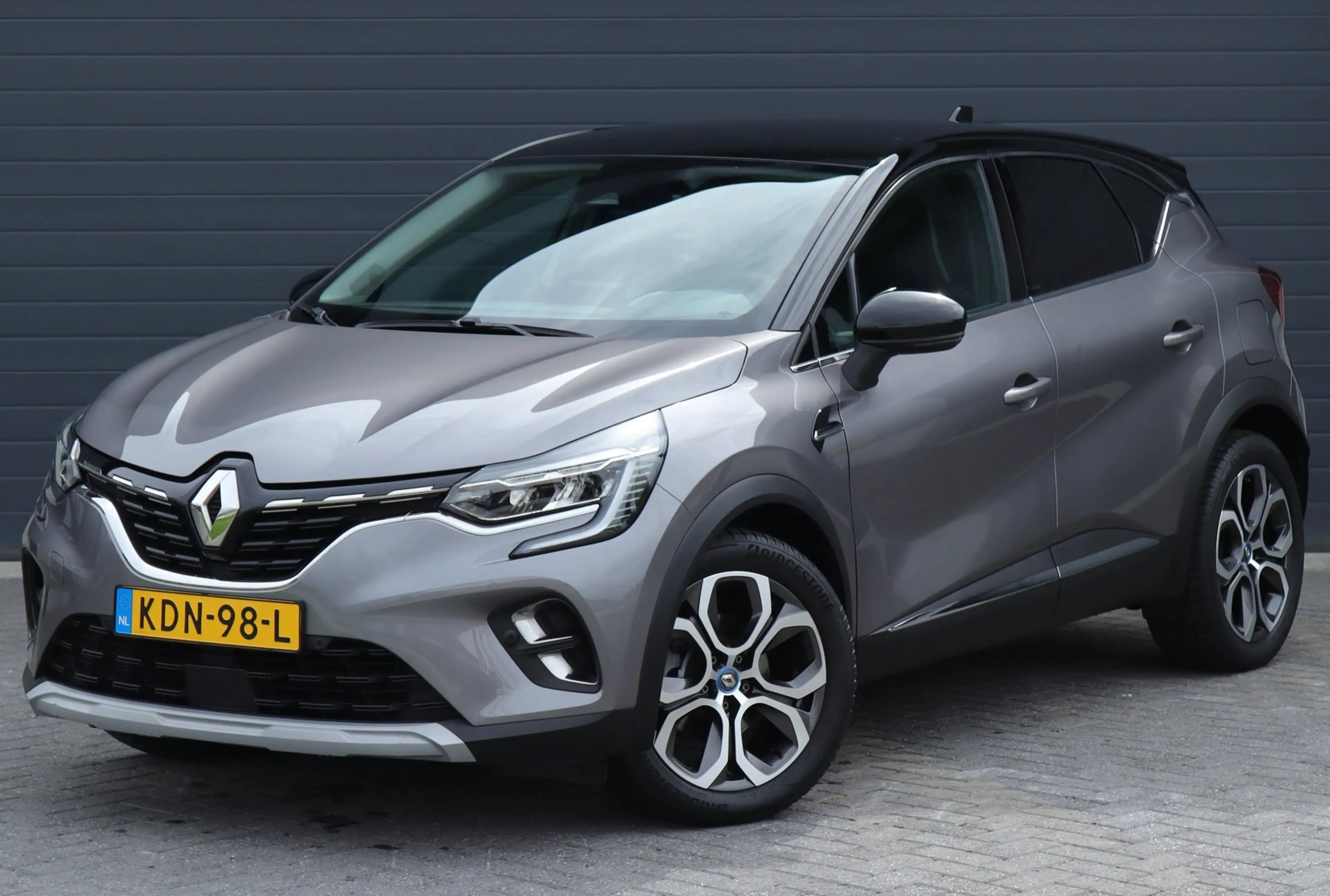 Renault Captur 1.6 E-Tech Plug-in Hybrid / Carplay / Camera — photo 2