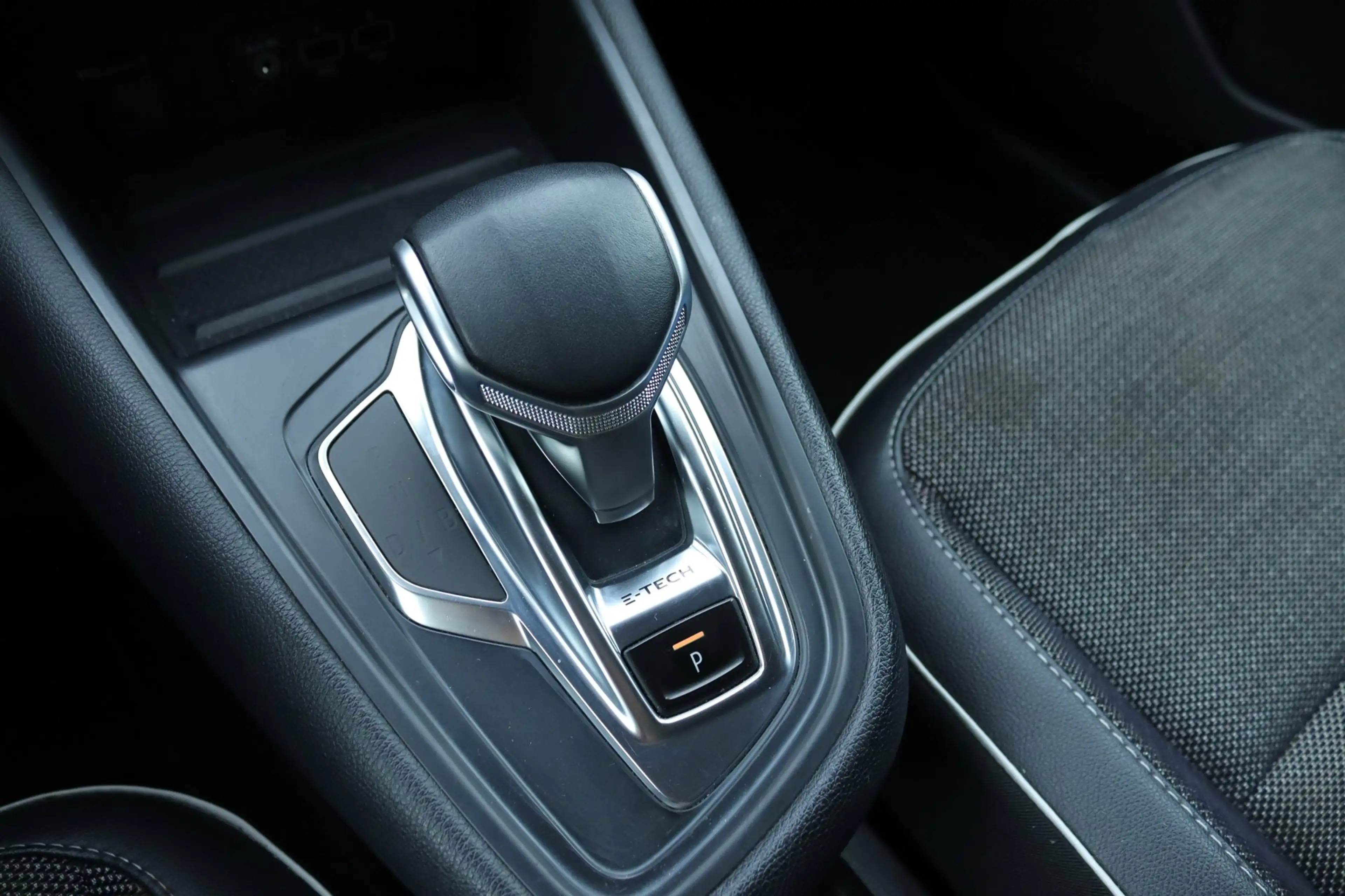 Renault Captur 1.6 E-Tech Plug-in Hybrid / Carplay / Camera — photo 24