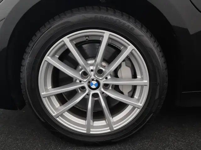 BMW 3 Series view 5