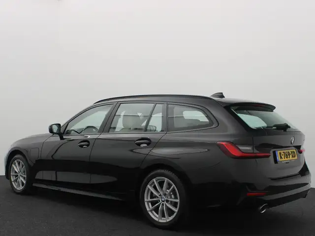 BMW 3 Series view 3