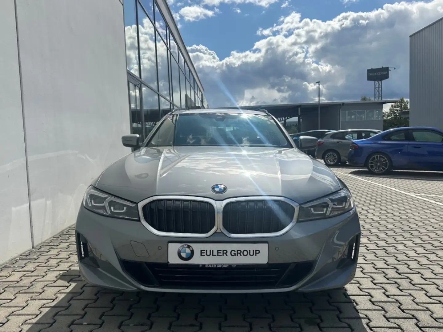 BMW 318 iA Touring Comf. Memory SHZ Widescreen M-Shadowlin Grau - 2