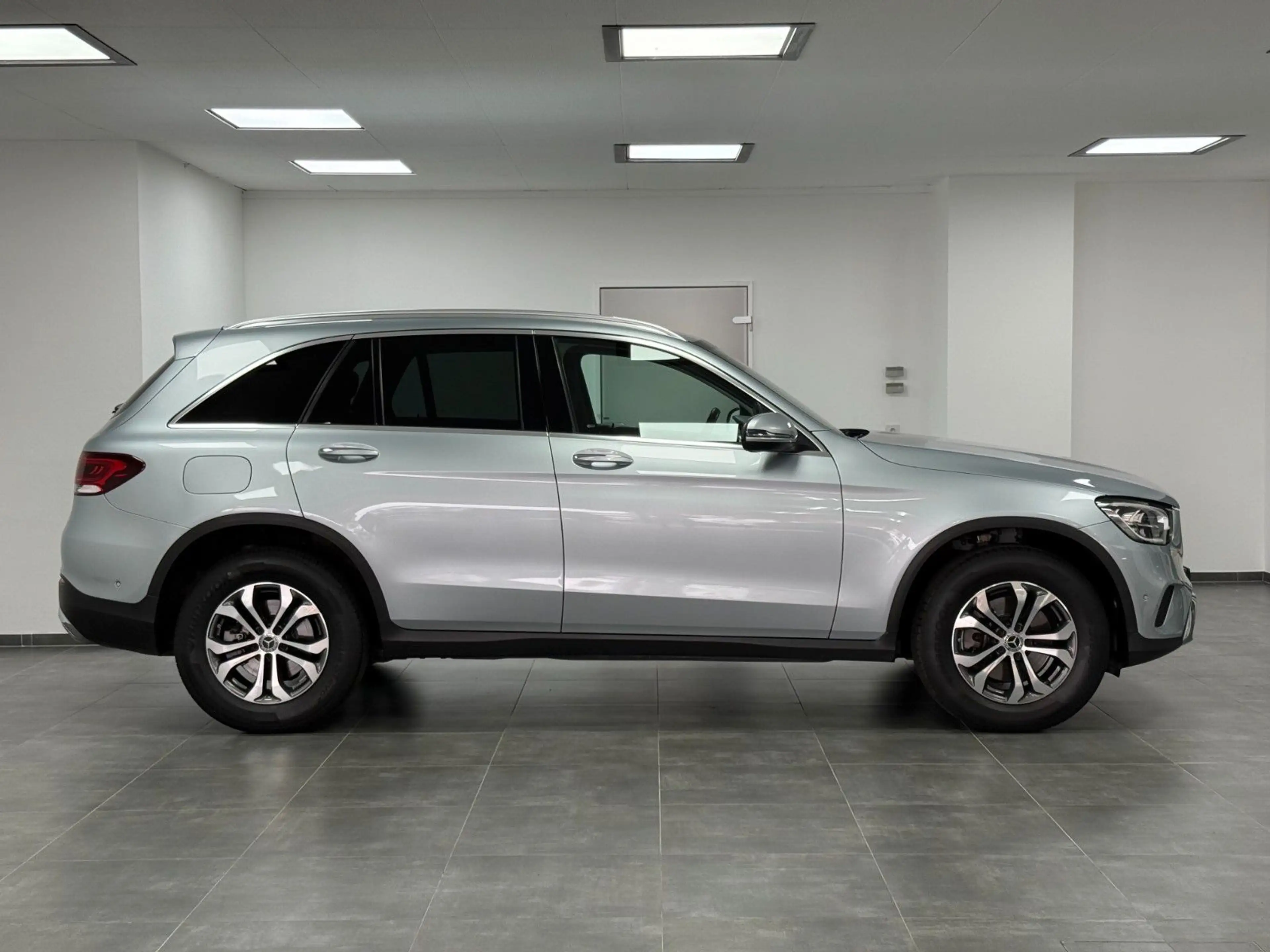Mercedes-Benz GLC 220 d 4MATIC/LED/KAMERA/SHZ/DISTR/NAVI/CARPLA — photo 3
