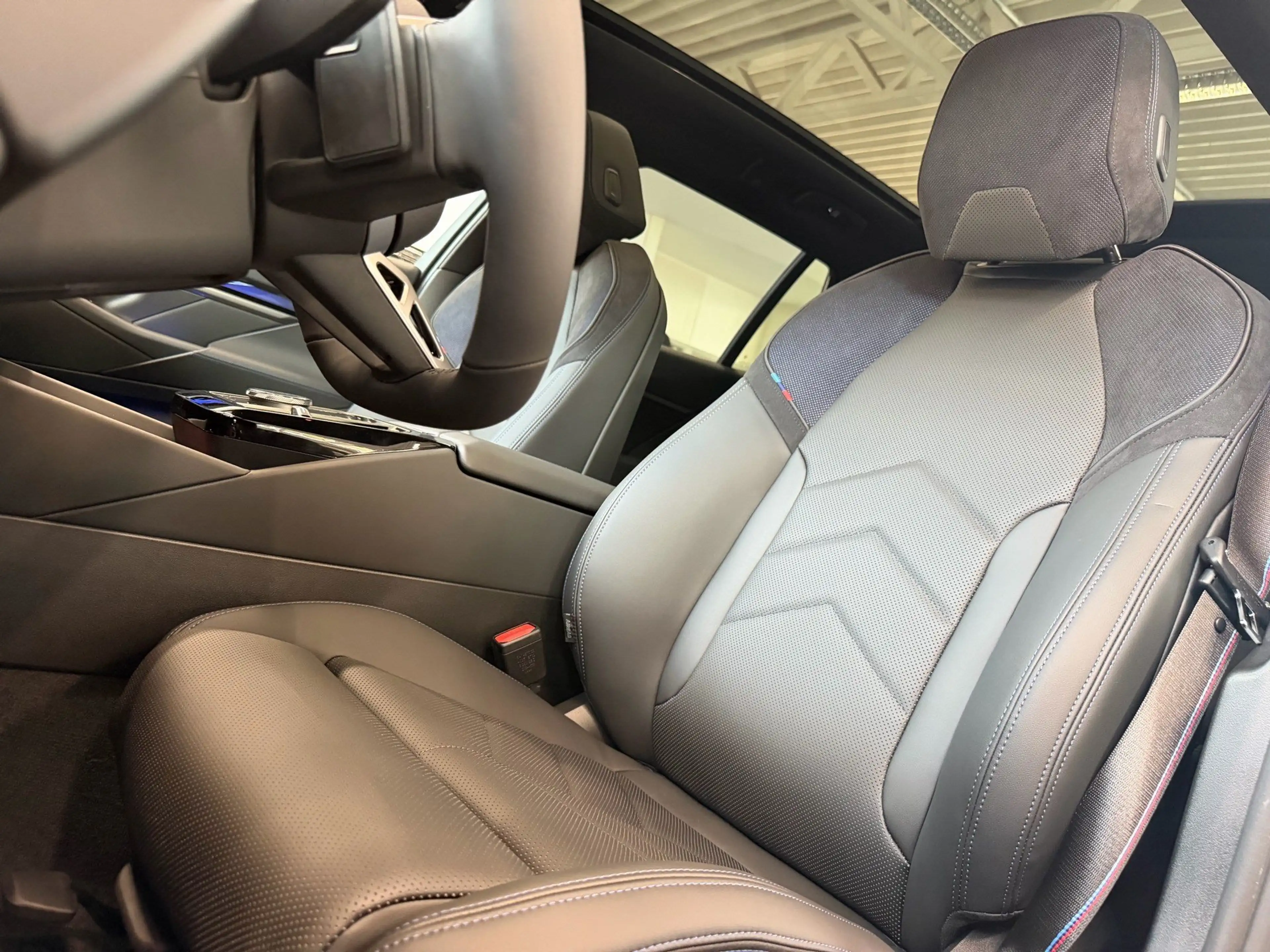 BMW 520 d xDrive Touring M Sport Pro DA Prof PA+ HuD B/W 1 — photo 12