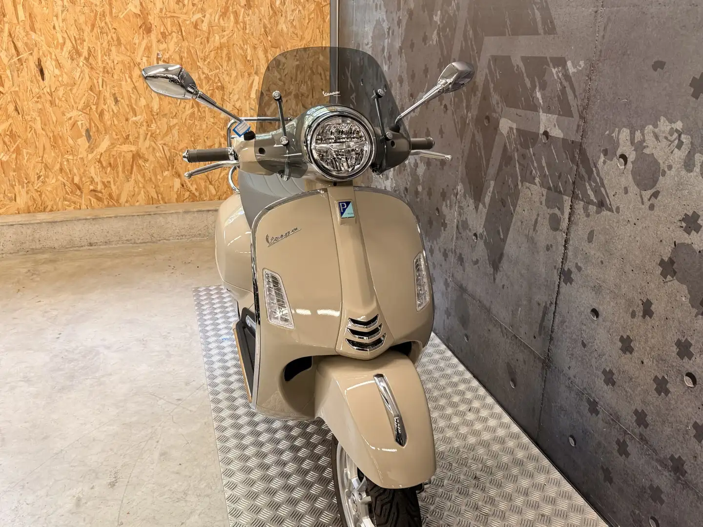 Vespa GTS Super Sport Beige - 2