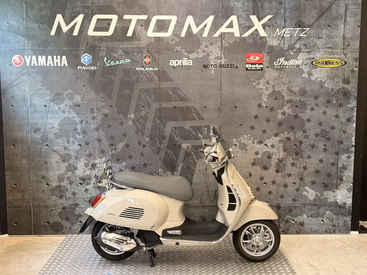 Vespa GTS Super Sport Beige - 1