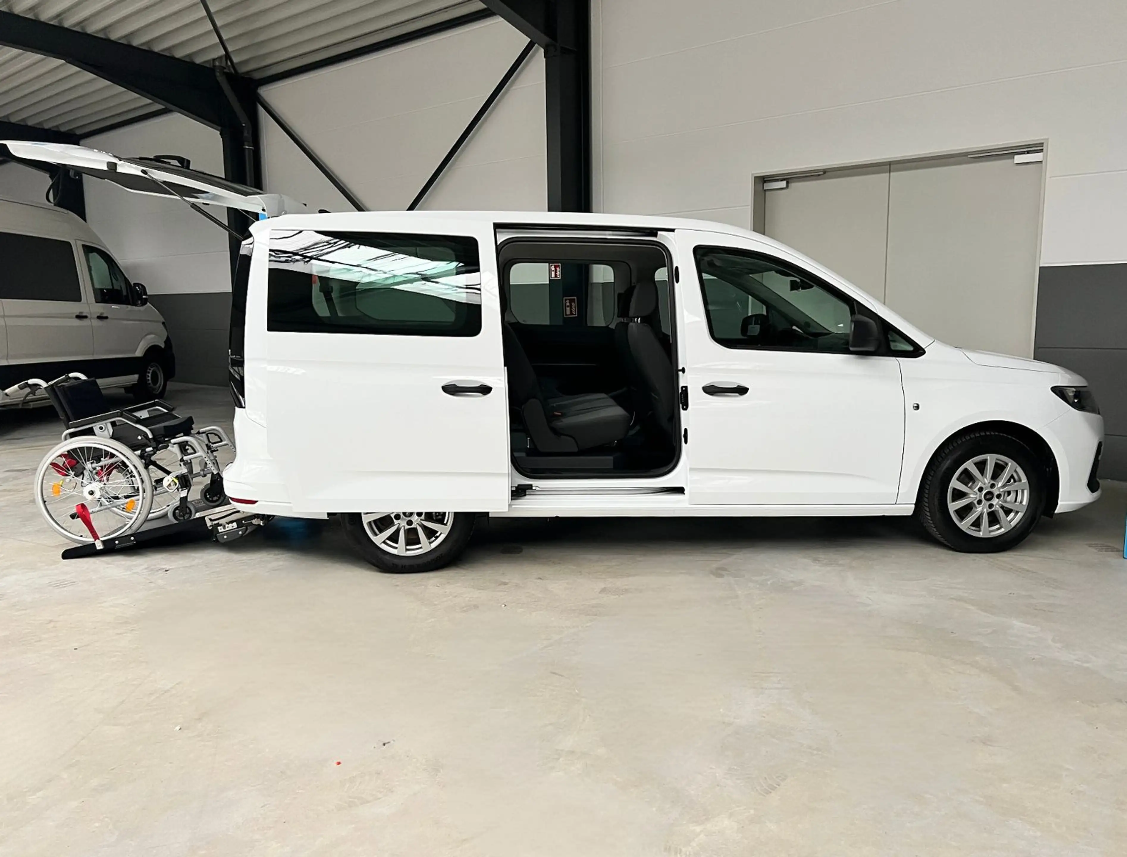 Ford Grand Tourneo Connect Trend *Rollstuhlrampe* — photo 3