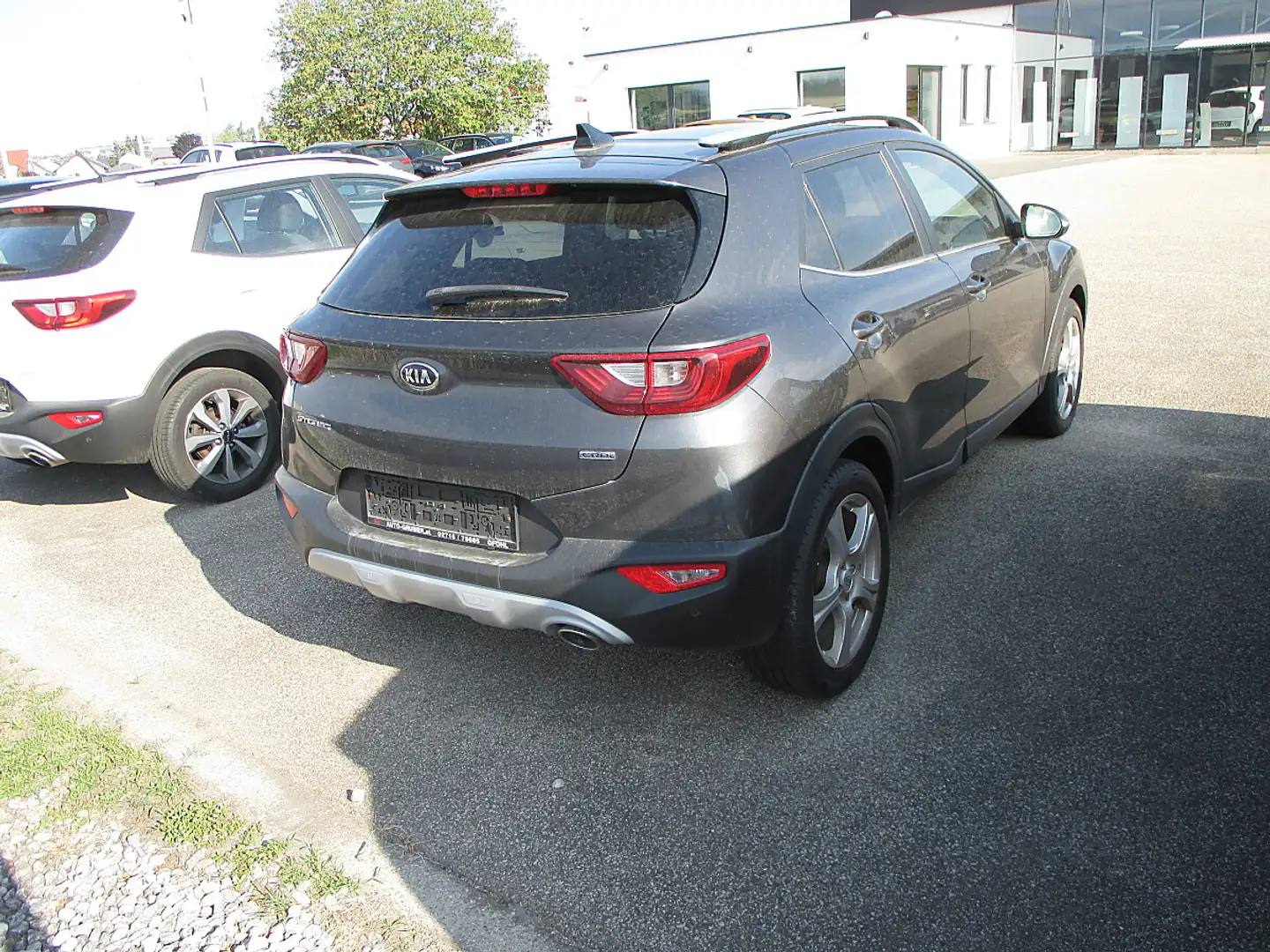 Kia Stonic 1,6 CRDI SCR ISG Gold Schwarz - 2