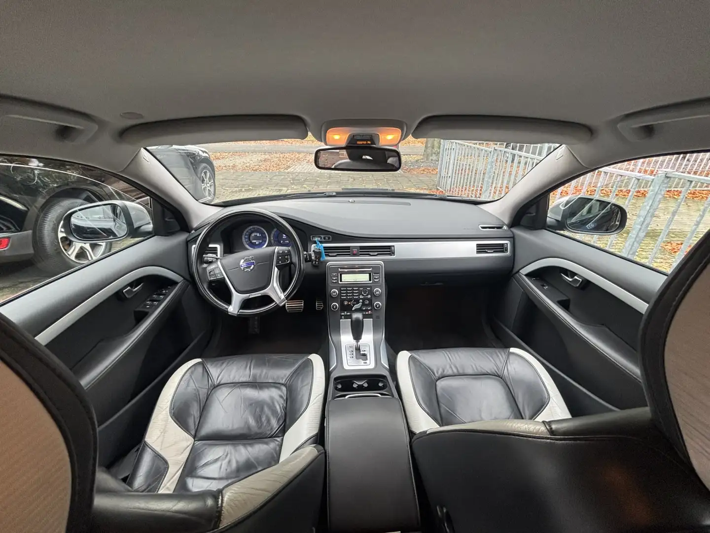 Volvo V70 2.5T 231pk R-Design Keyless BTW voordeel €500,- Zwart - 2