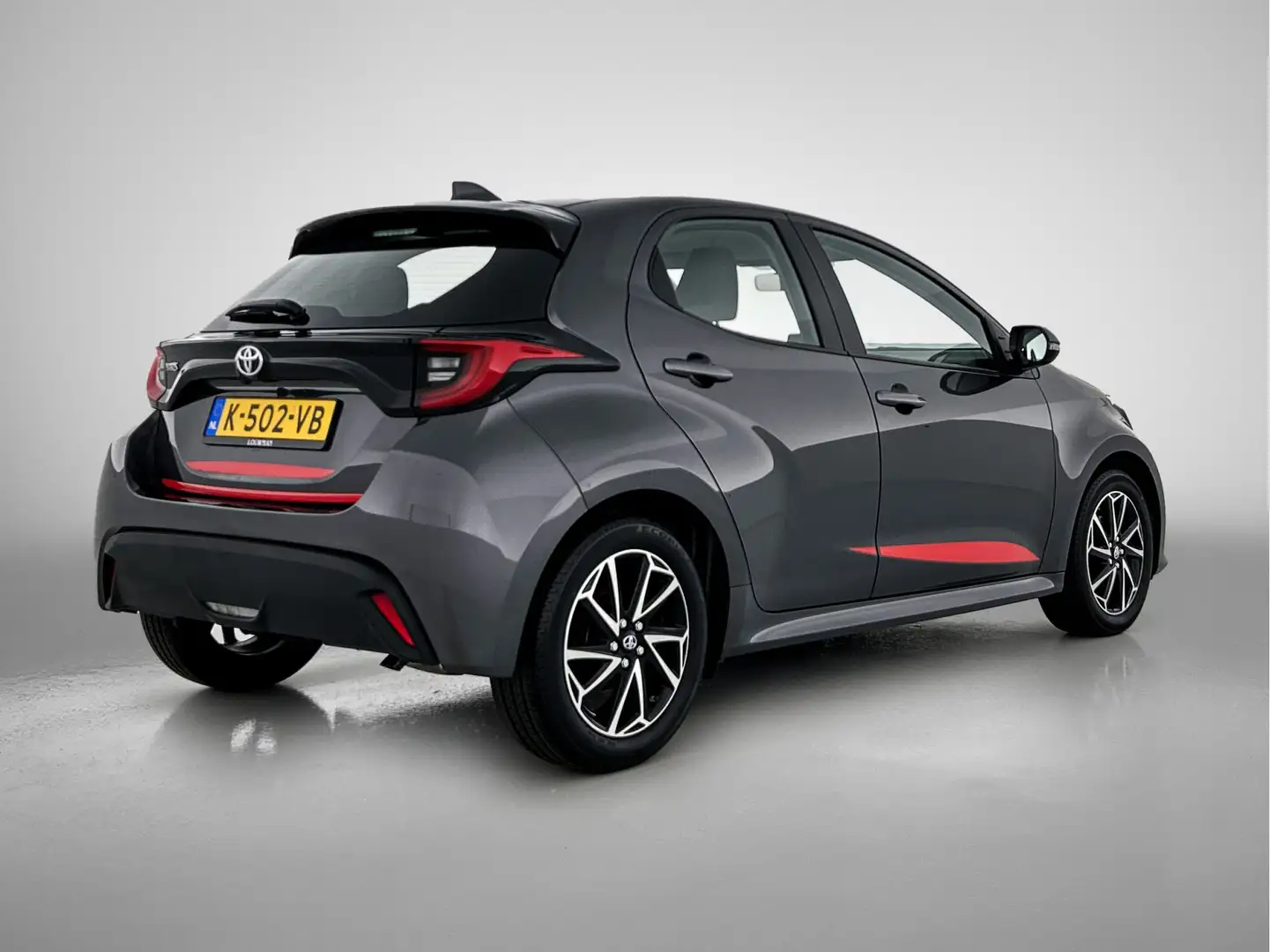 Toyota Yaris 1.5 VVT-i Dynamic | Navigatie | Camera | Keyless E Grijs - 2