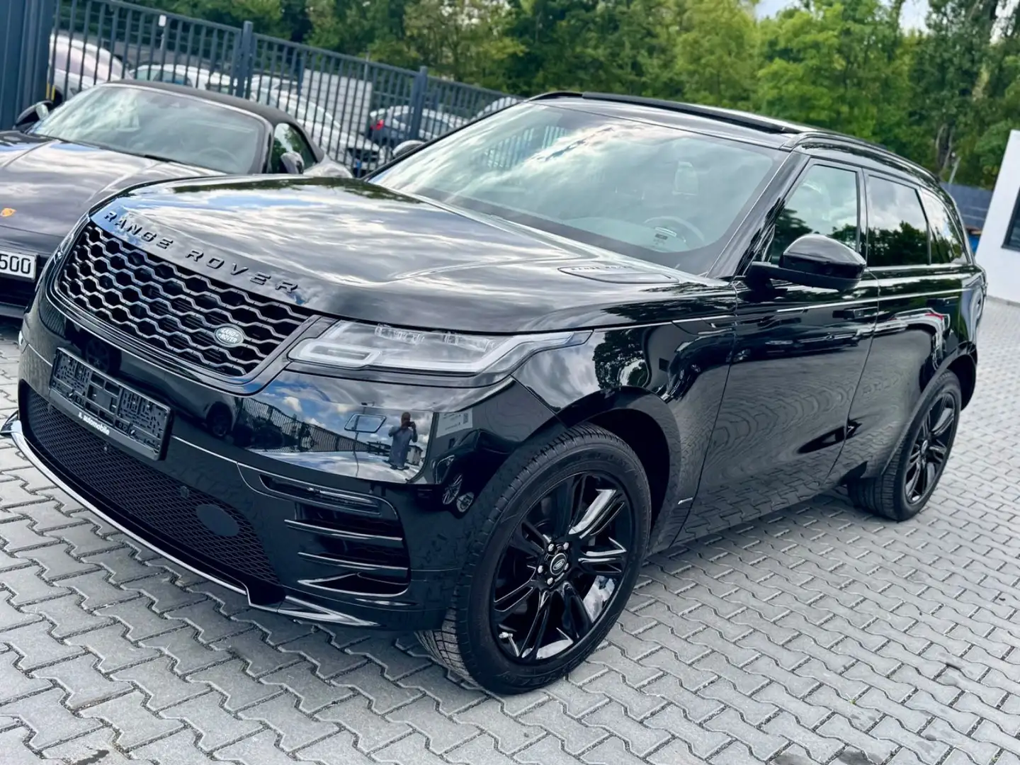 Land Rover Range Rover Velar P 250 S R-Dynamic Zwart - 1