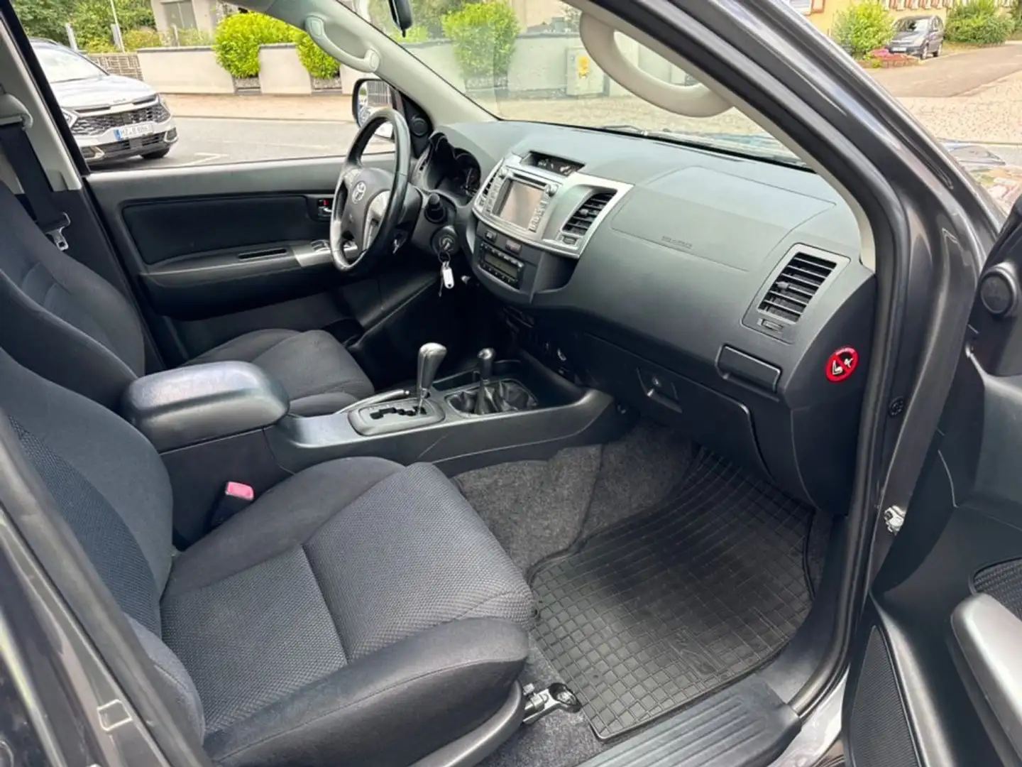 Toyota Hilux 3.0 D-4D aut.4WD 4p. DC Stylex Gris - 2