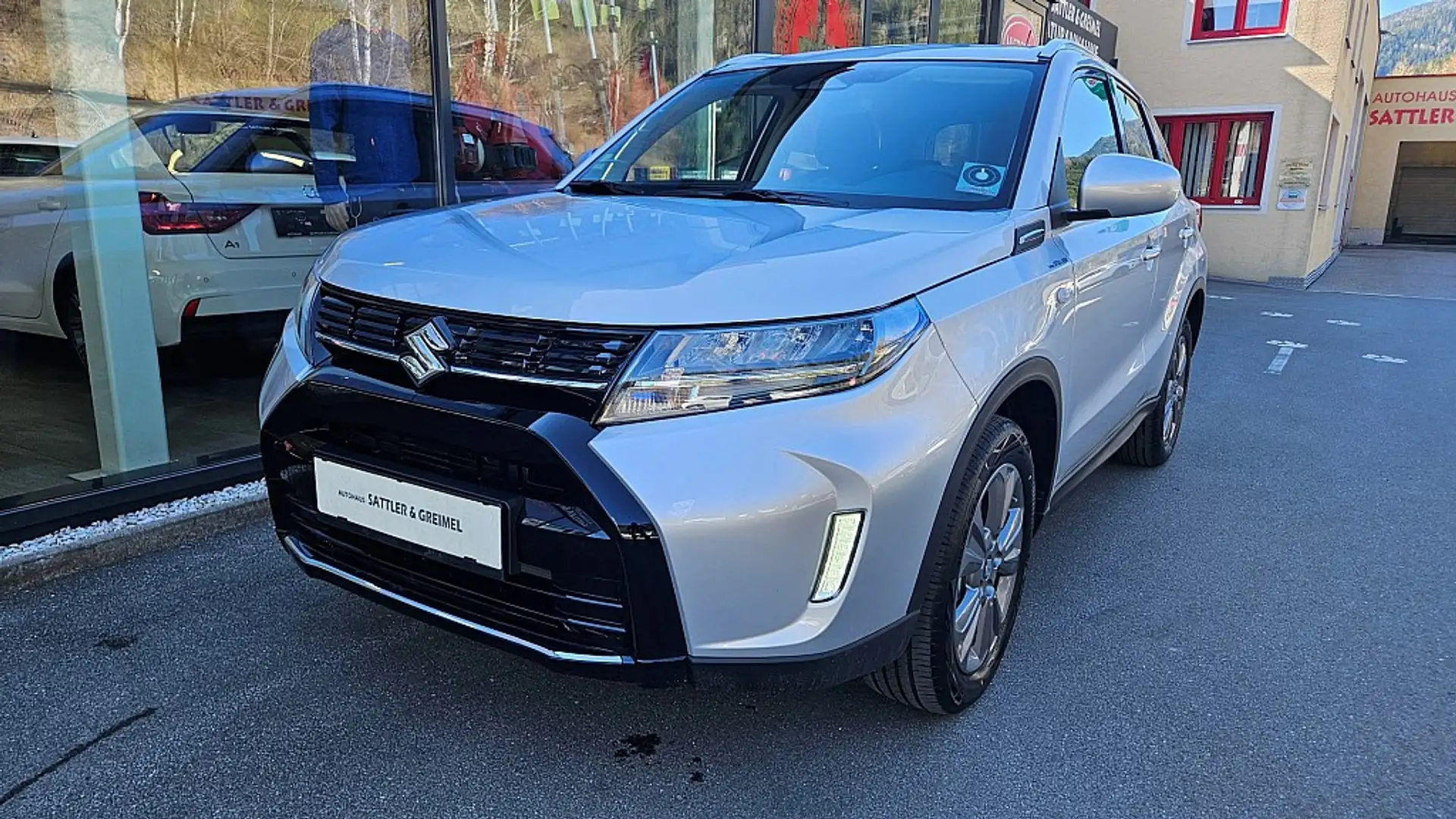 Suzuki Vitara 1,5 Allrad Automatik Shine Hybrid Silber - 2