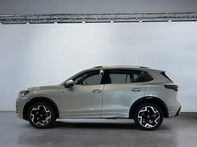 Volkswagen Tiguan view 3
