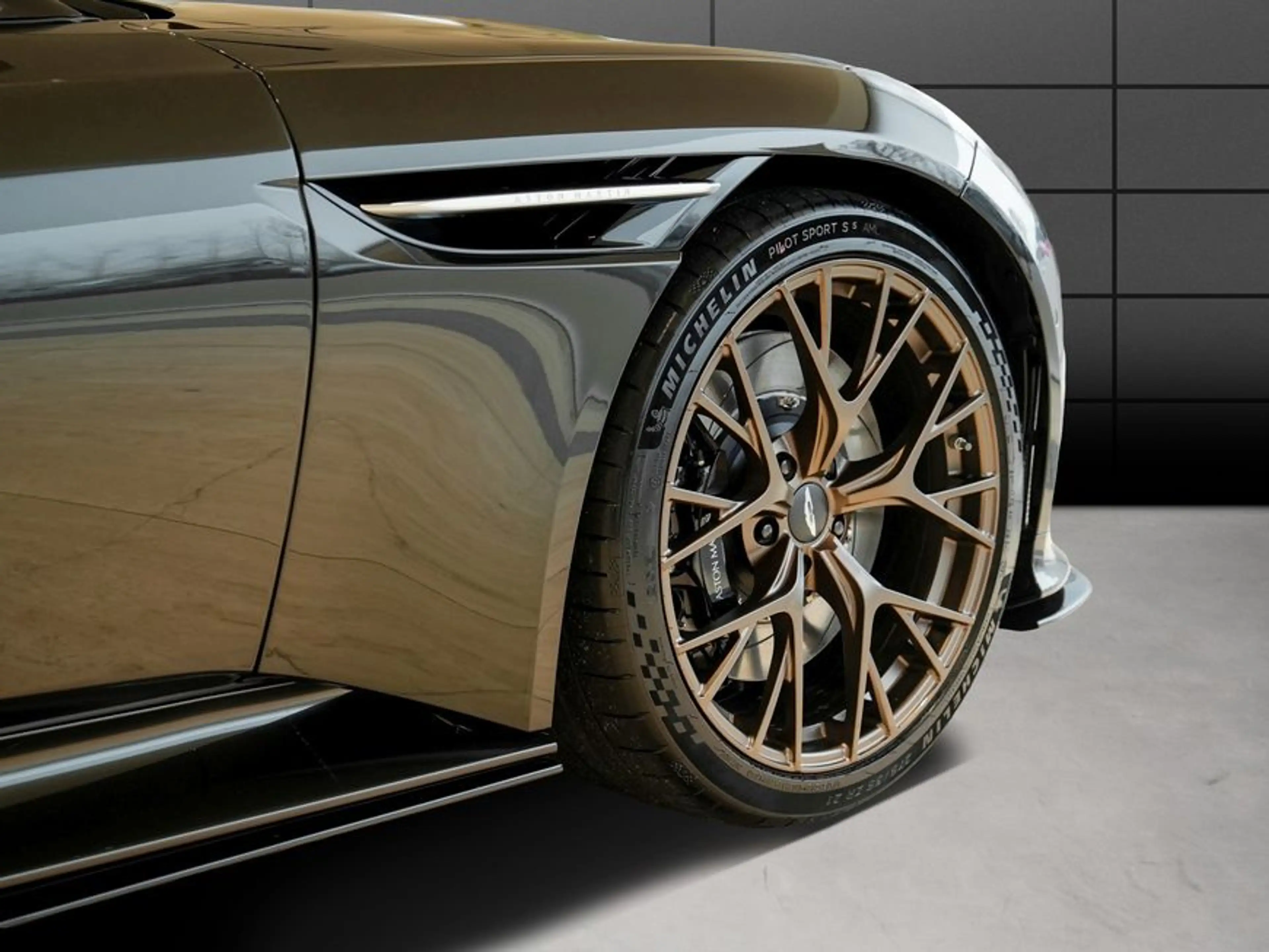 Aston Martin DB12 Coupe — photo 9