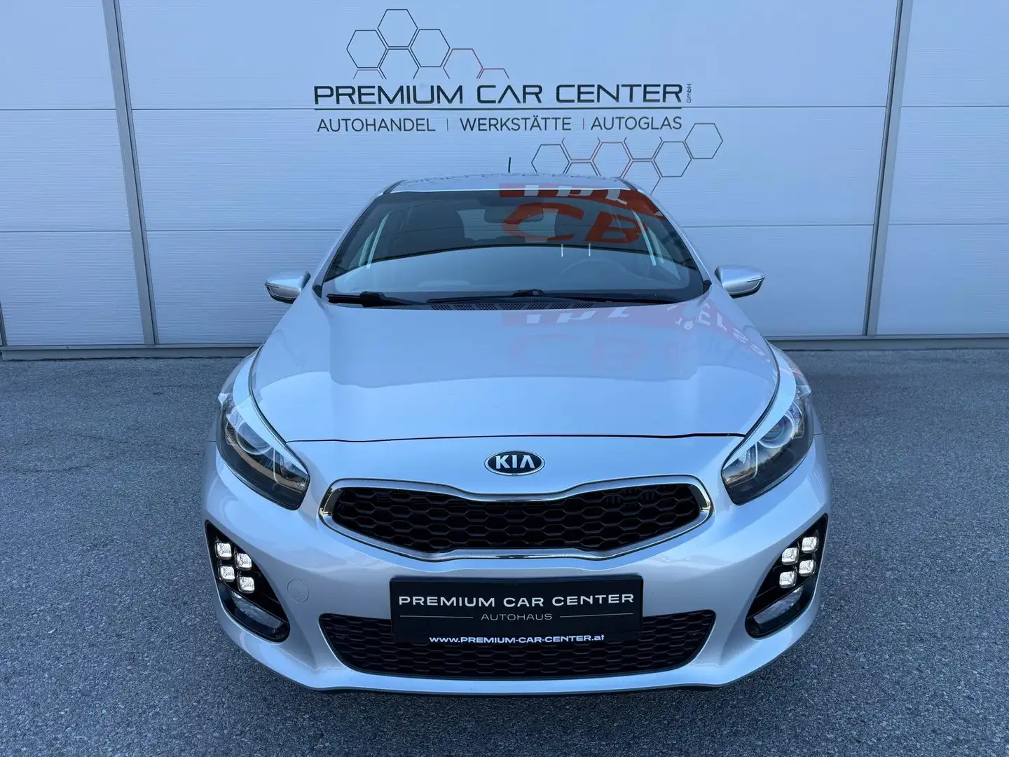 Kia Ceed / cee'd 1,0 TGDI GT-Line SPORTSITZE / ALU / NAVI / KAMERA Grau - 2