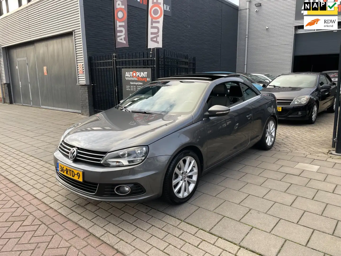 Volkswagen Eos 1.4 TSI Highline 2e Eigenaar! Trekhaak Airco NAP A Grijs - 1