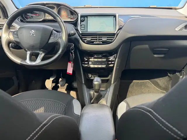 Peugeot 208 view 2