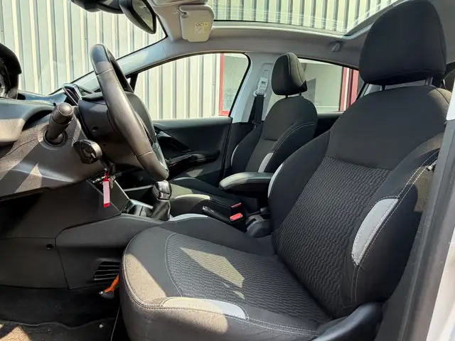 Peugeot 208 view 8