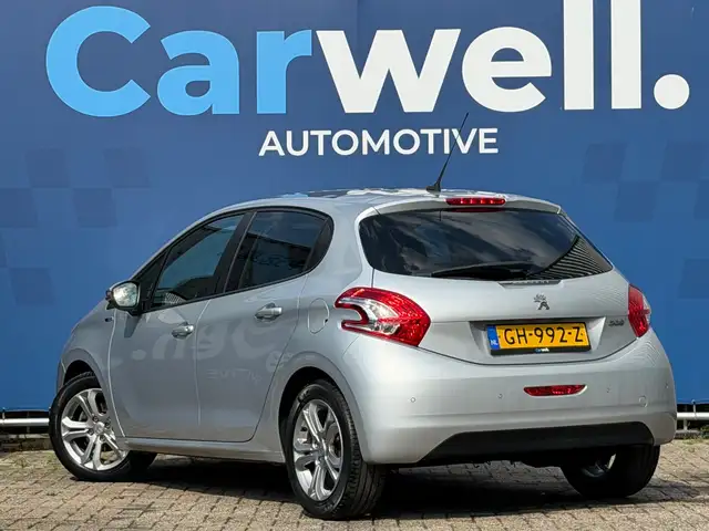 Peugeot 208 view 5