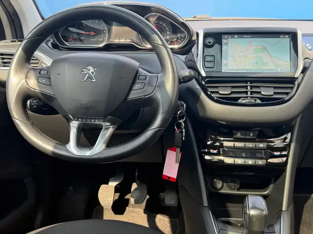 Peugeot 208 view 4