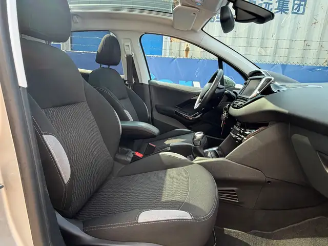 Peugeot 208 view 9
