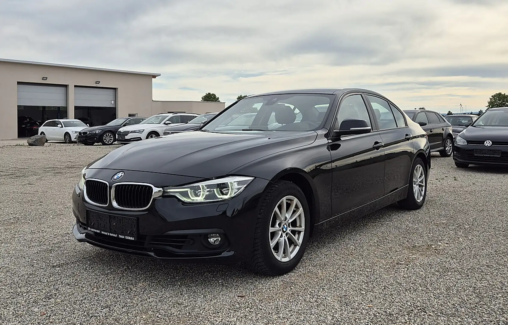 BMW 320 i Advantage Aut. Schwarz - 2