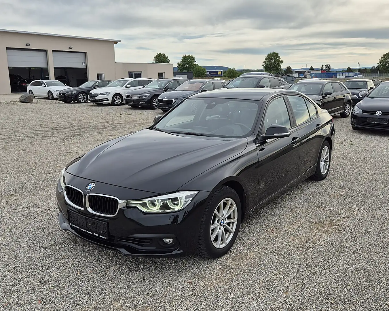 BMW 320 i Advantage Aut. Schwarz - 1