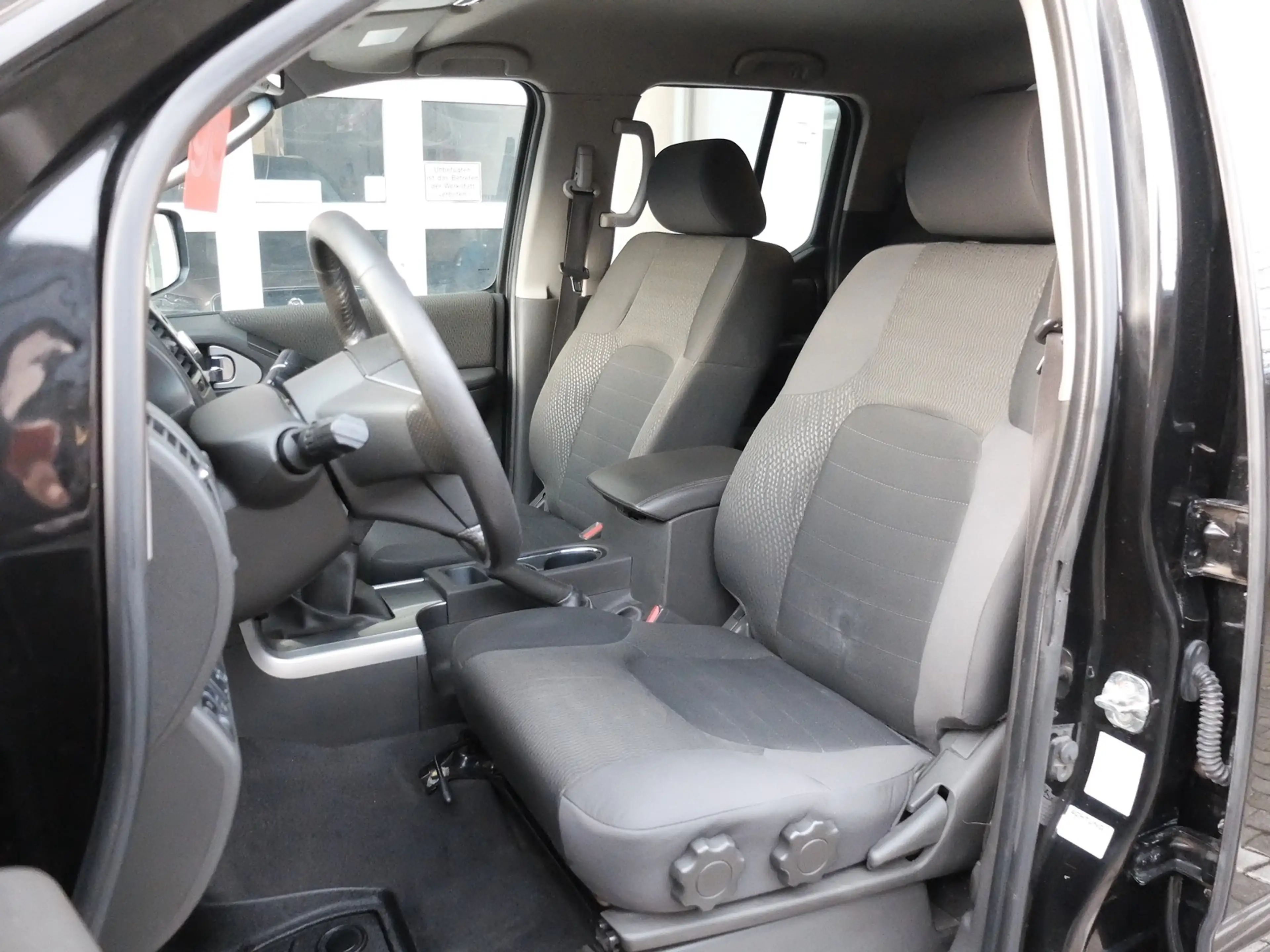 Nissan Navara Double Cab LE 4X4 1.Hand — photo 10