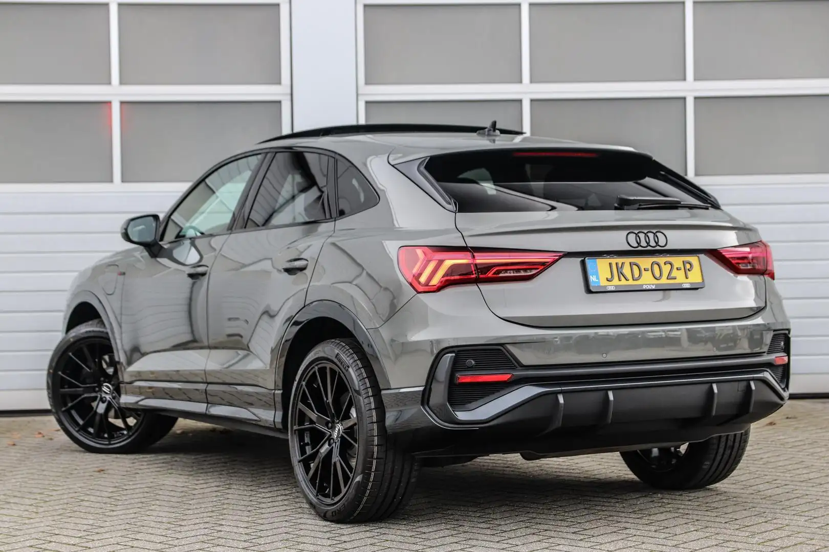 Audi Q3 Sportback 45 TFSIe 245pk S-Line Edition | Panorama Grigio - 2