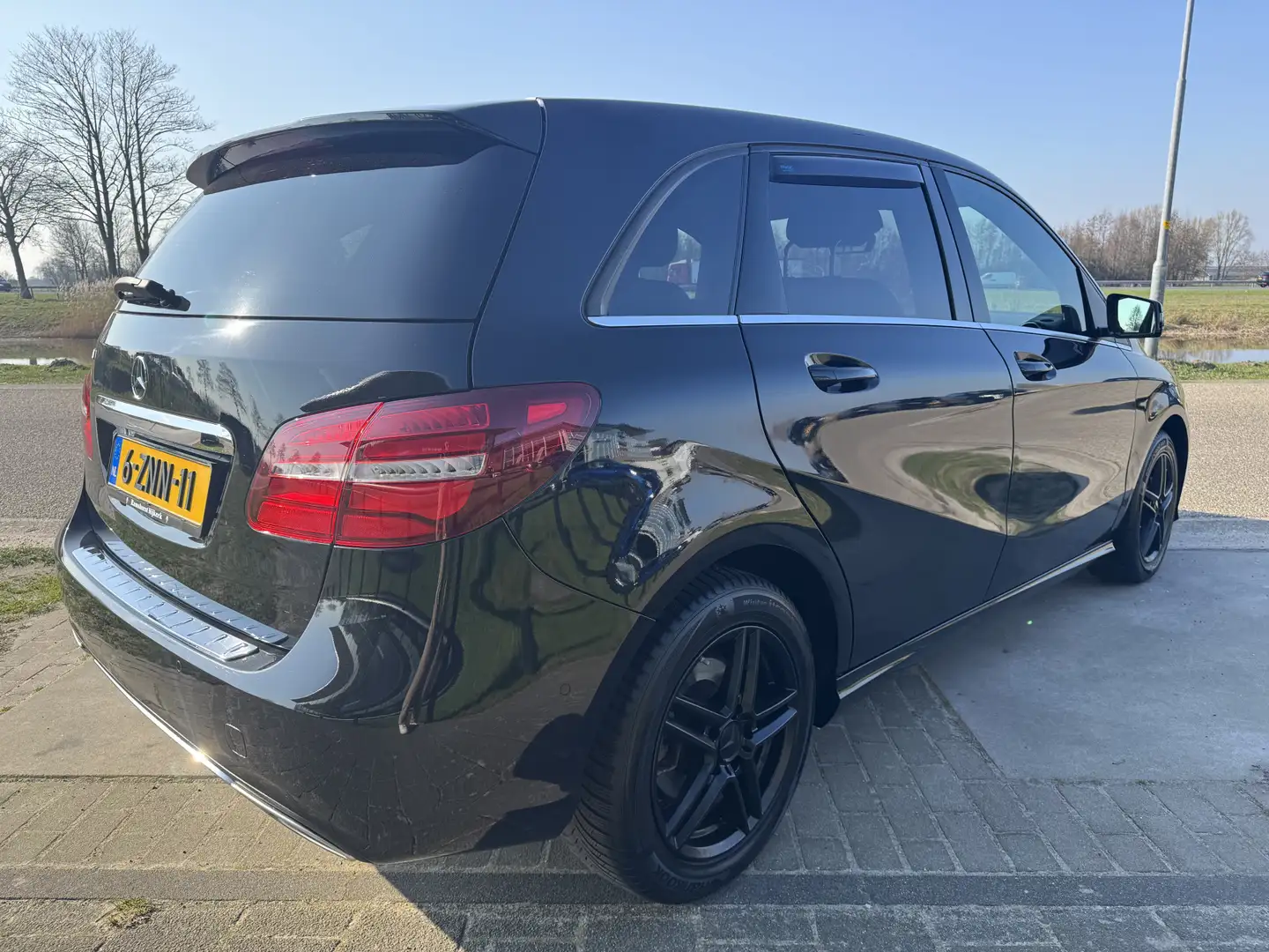 Mercedes-Benz B 180 Ambition / Automaat / Leder / Stoelverw. / Led / C Negro - 2