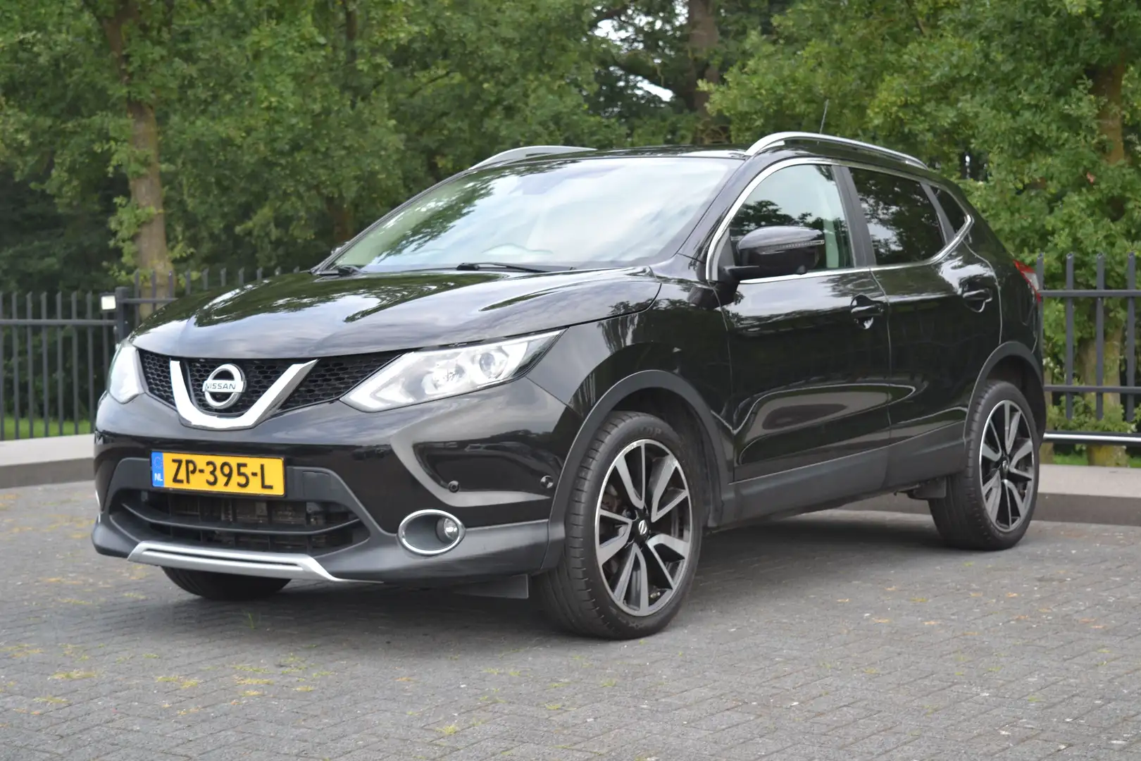 Nissan Qashqai 1.2 Tekna | Pano | 19" LM | 360º | Navi | PDC | Cl Noir - 1