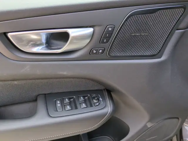 Volvo XC60 view 12