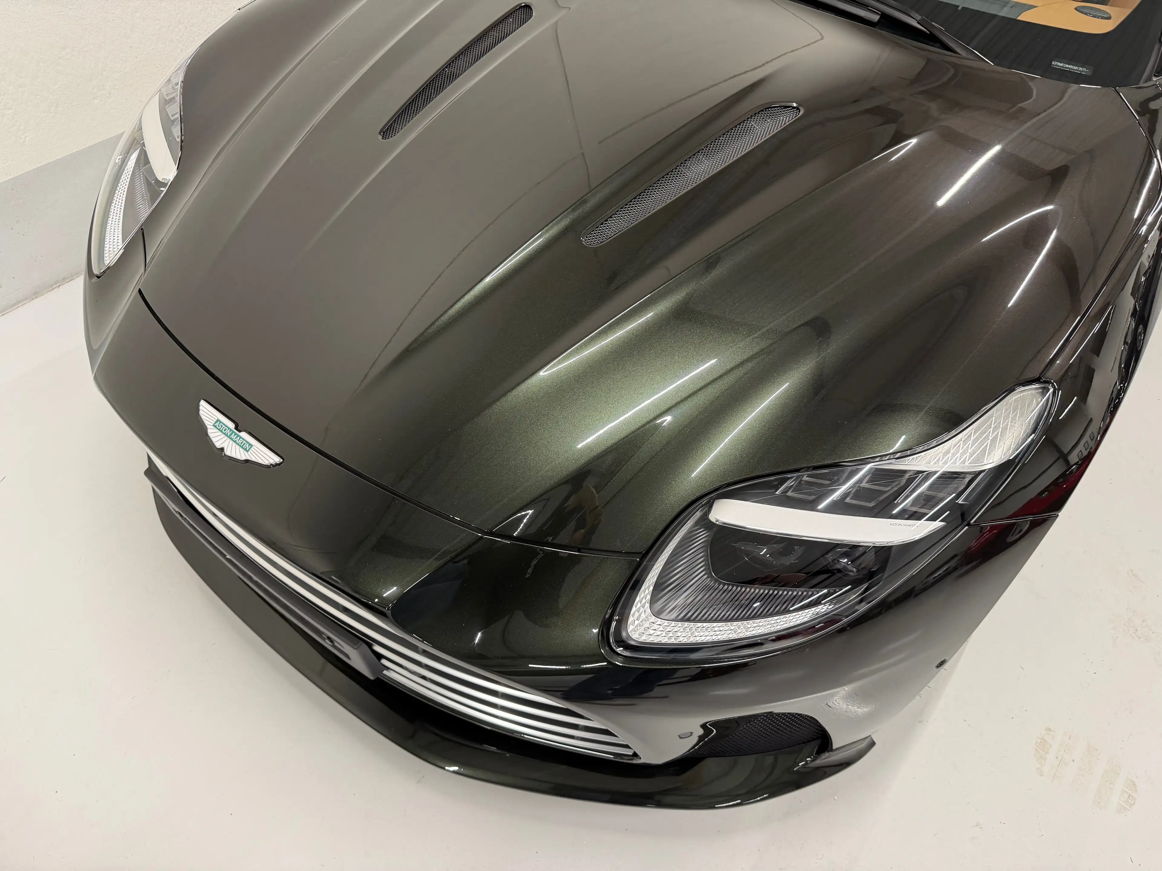 Aston Martin DB12 Volante — photo 13