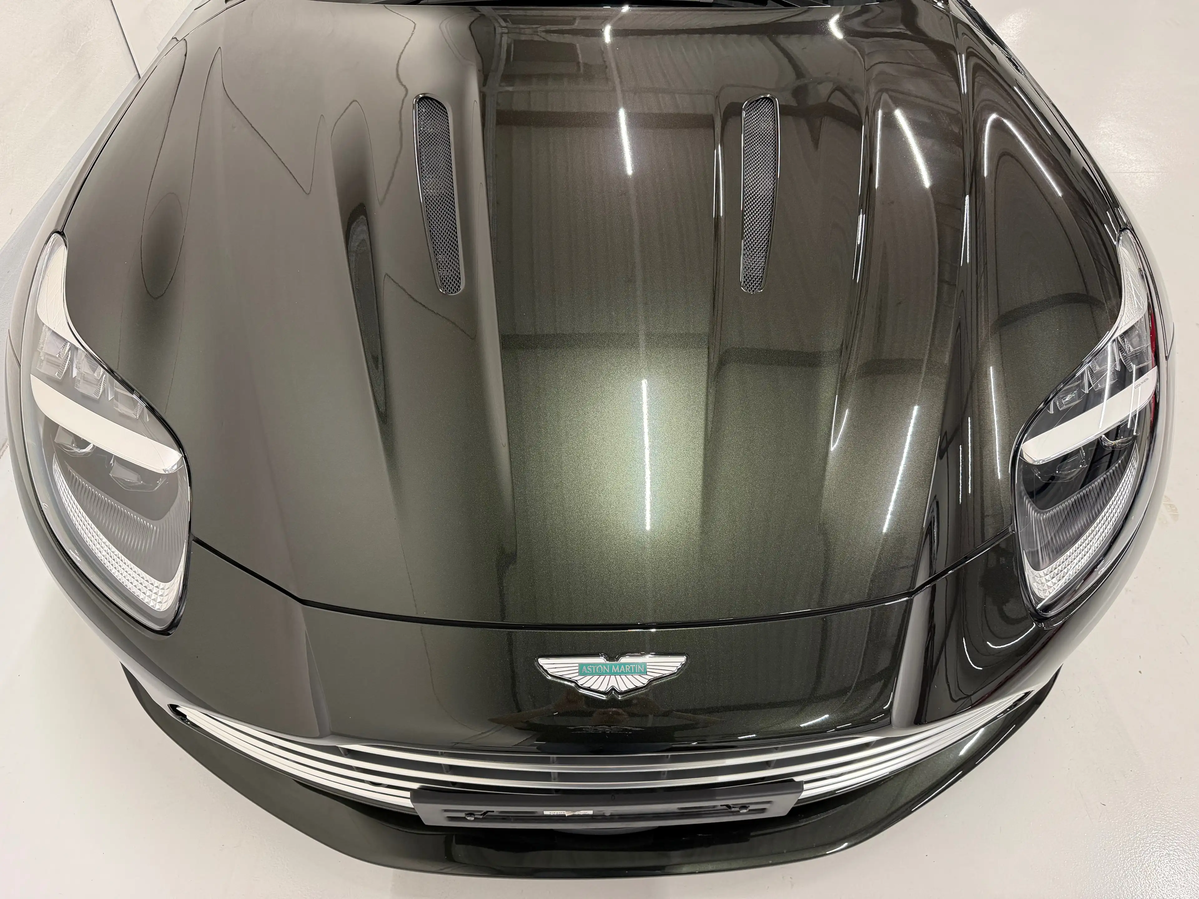 Aston Martin DB12 Volante — photo 10