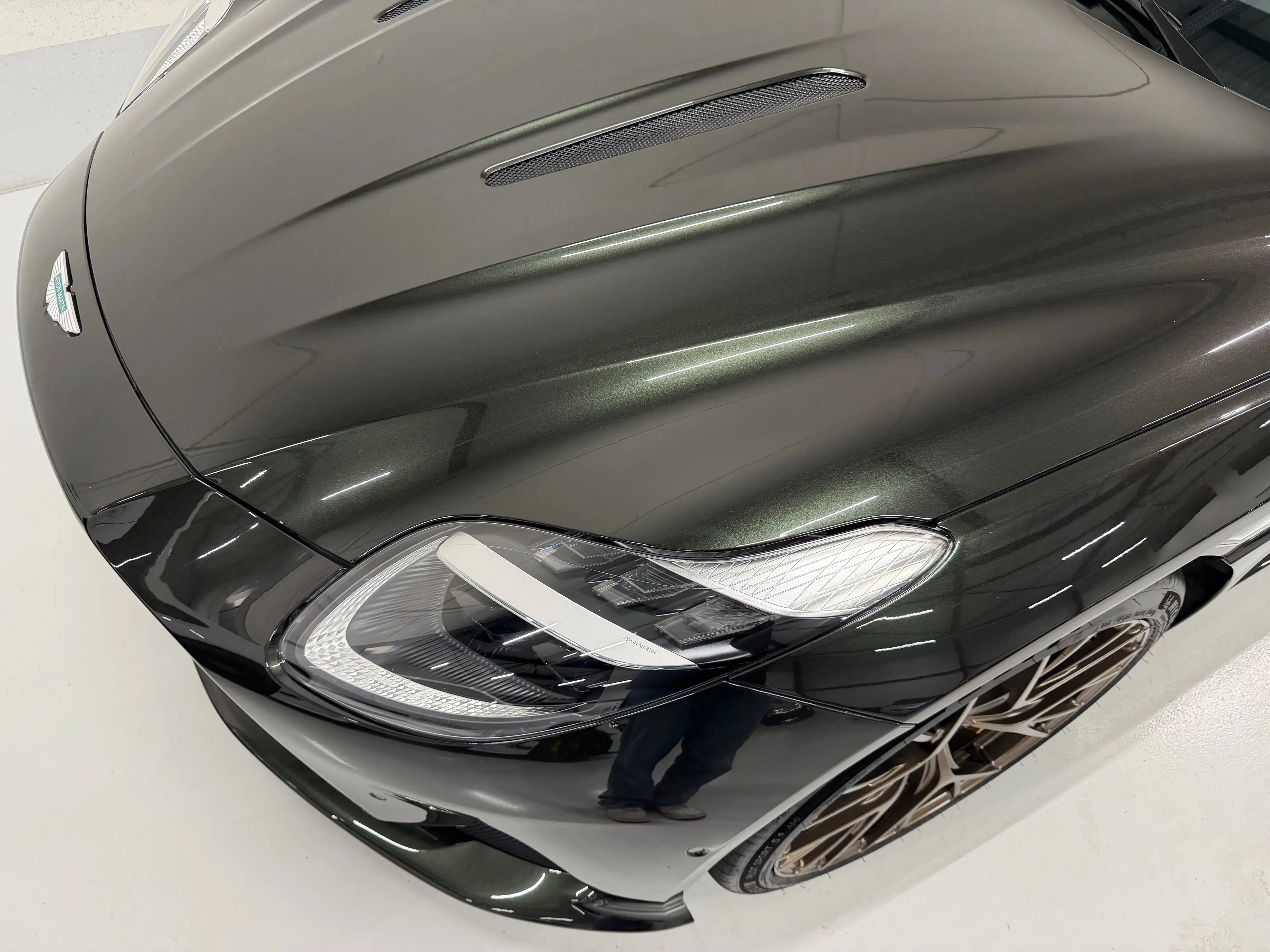 Aston Martin DB12 Volante — photo 11