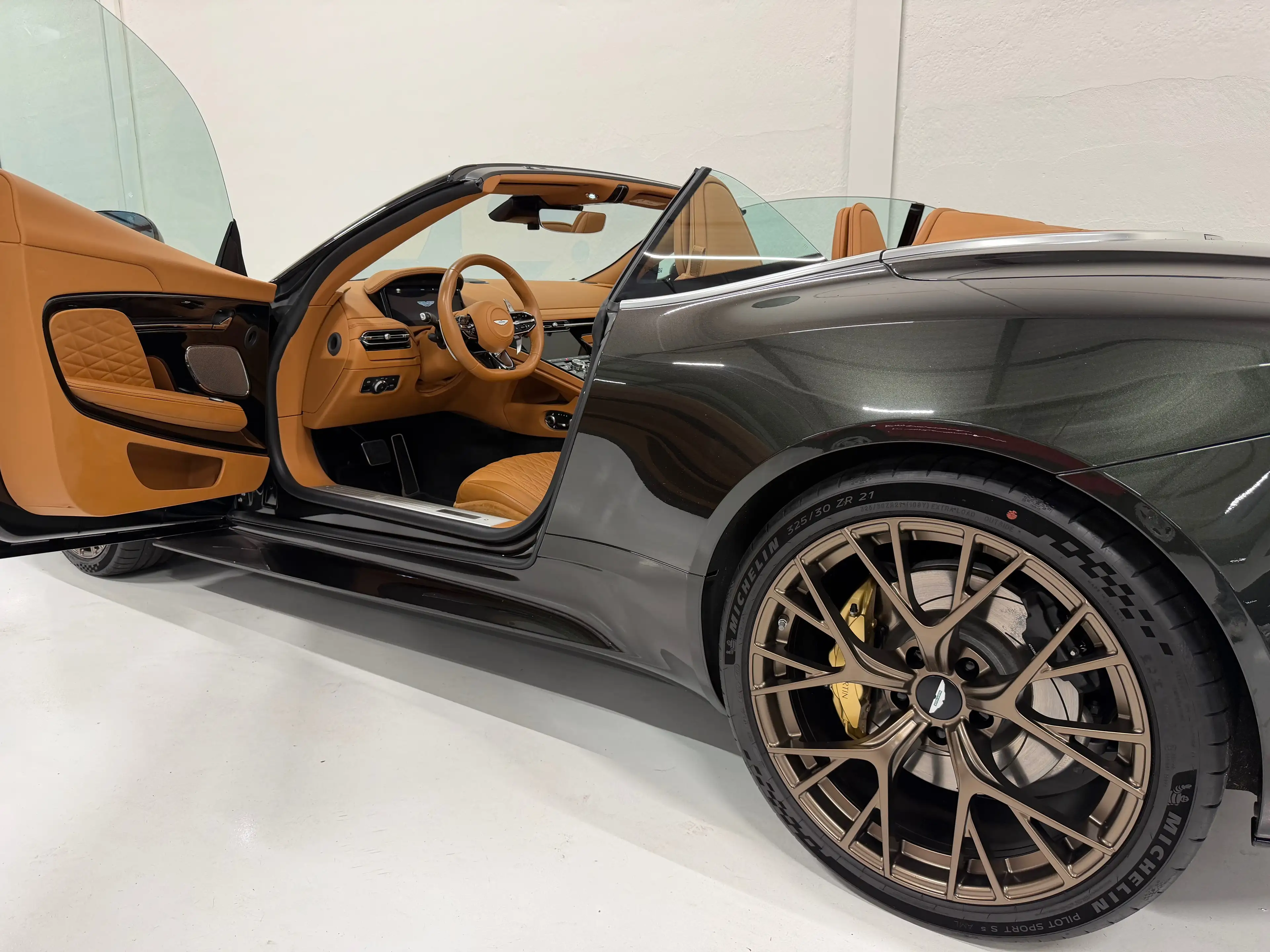 Aston Martin DB12 Volante — photo 15