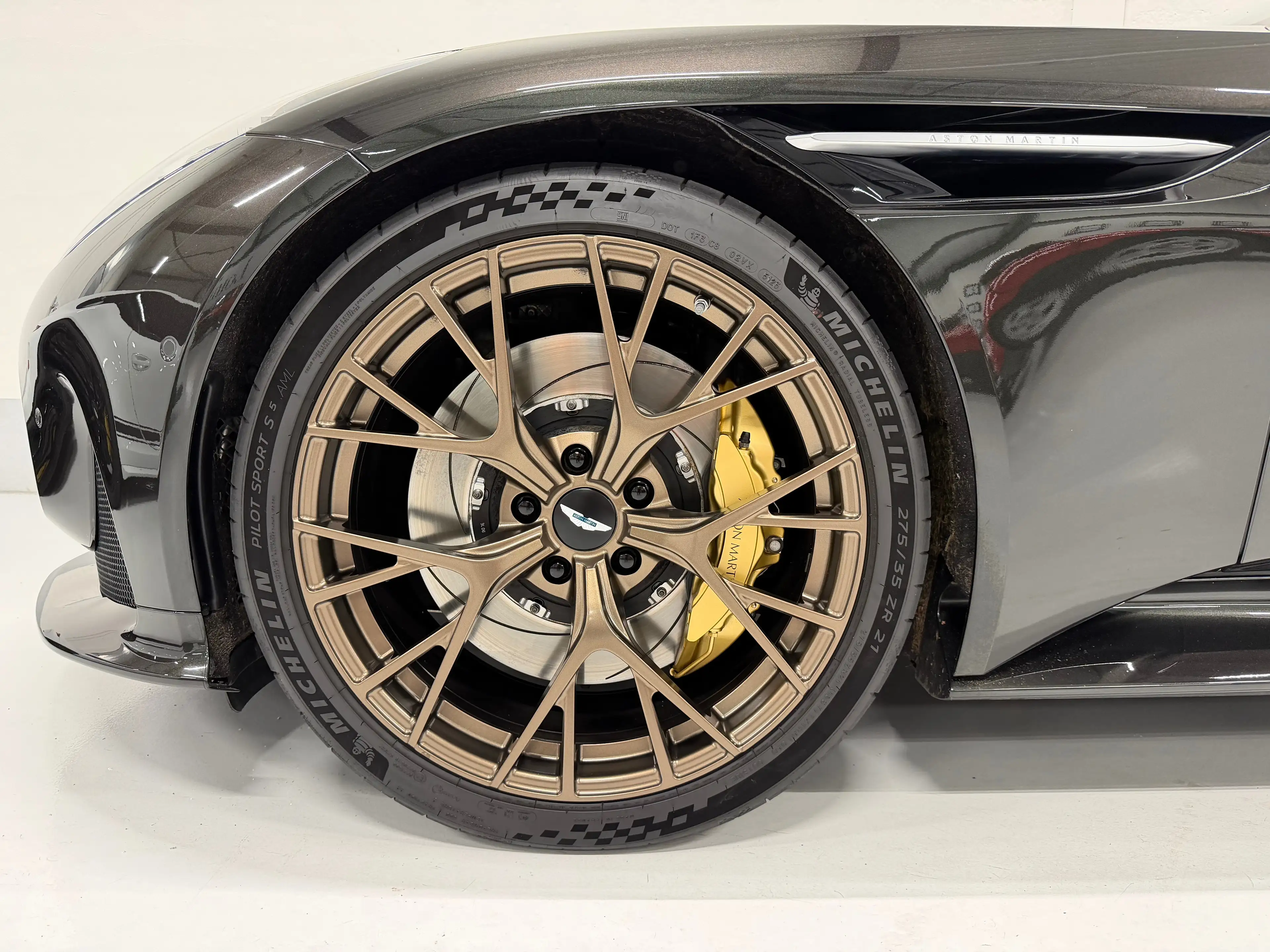 Aston Martin DB12 Volante — photo 9