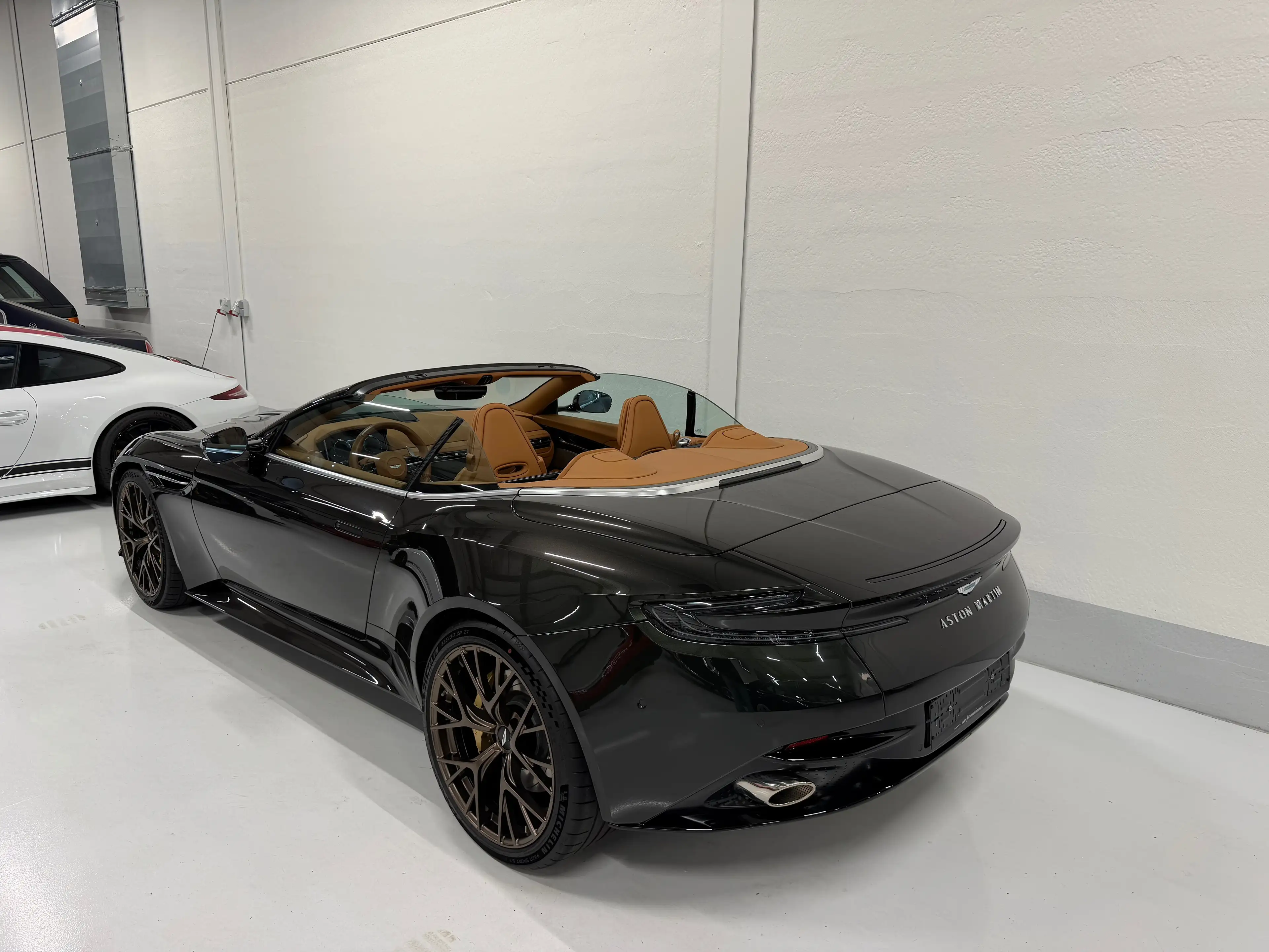 Aston Martin DB12 Volante — photo 2