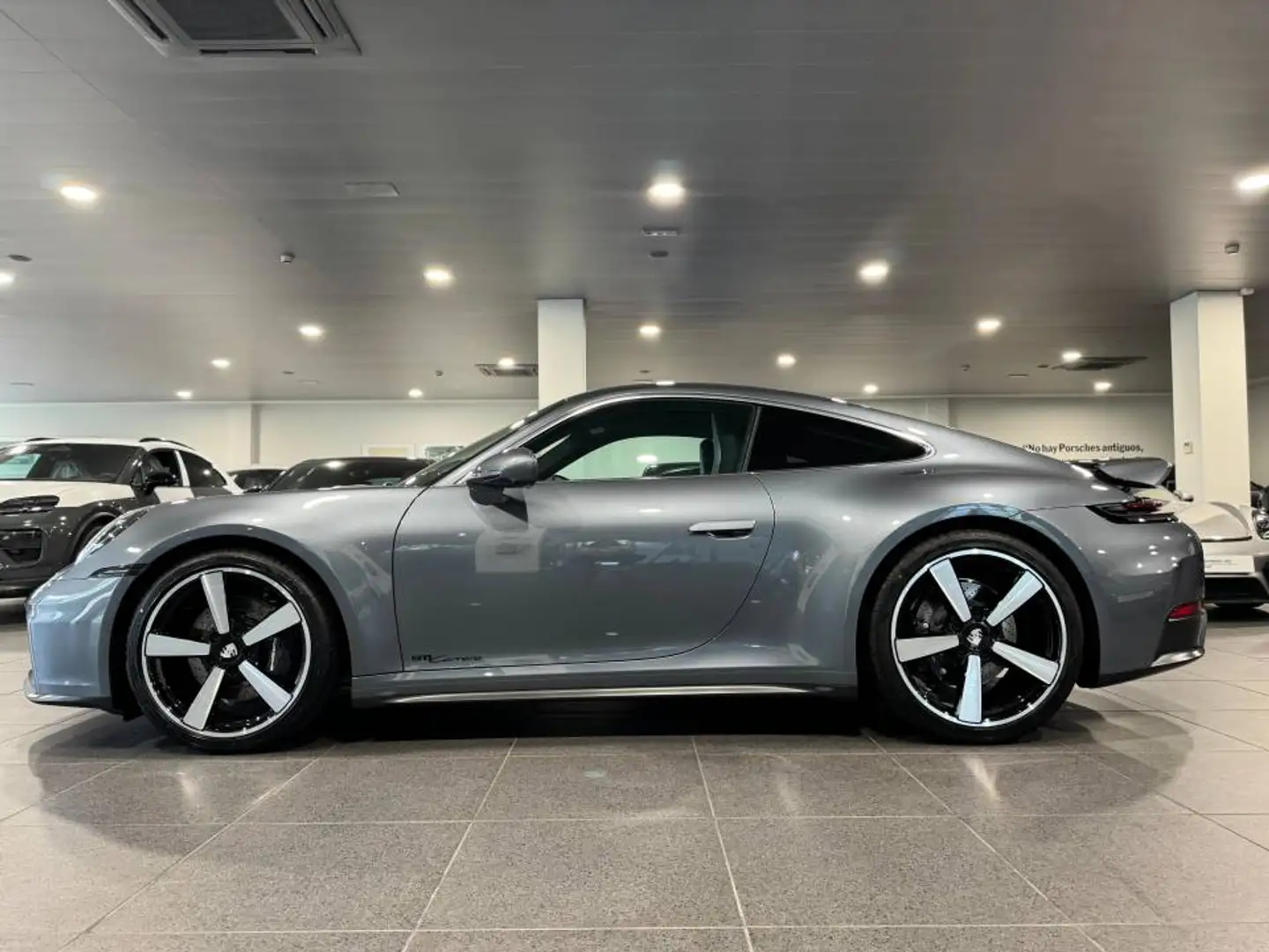 Porsche 992 Carrera Gris - 2